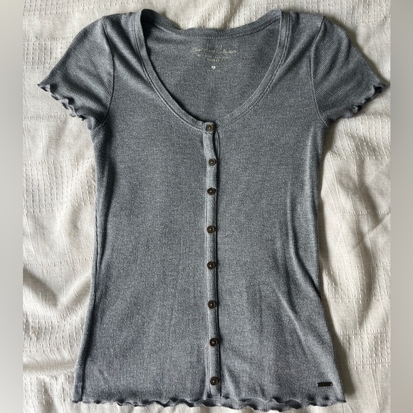 Gray Hollister Womens Short Sleeve Tee Ruffle Detail and Buttons Size Medium - Picture 1 of 3